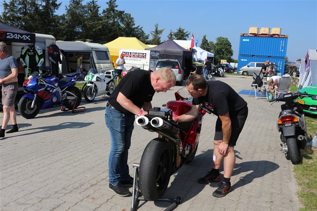 Vagn Jensen og René Prang i gang med fejlfinding efter motorstop i løbet
(Foto: Erling Prang)